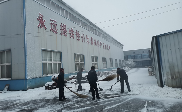 寒風(fēng)中，雪地里，他們的身影多么美麗.jpg