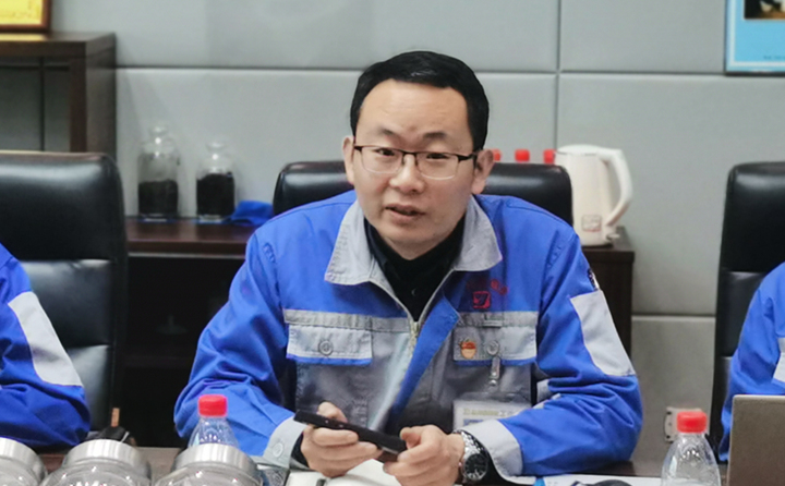 技術(shù)部部長(zhǎng)張波與營(yíng)銷(xiāo)人員分享2020年顆粒機(jī)設(shè)備和粉碎機(jī)設(shè)備改進(jìn)點(diǎn)以及對(duì)2021年大型粉碎設(shè)備、牛糞顆粒爐設(shè)備的技術(shù)參數(shù)、選型、及工藝流程進(jìn)行講解培訓(xùn).jpg
