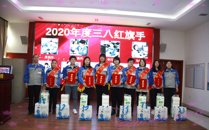 她們來(lái)自不同的崗位，有會(huì)計(jì)員、設(shè)計(jì)員、顆粒機(jī)質(zhì)檢員、辦公內(nèi)勤、倉(cāng)管員、顆粒機(jī)銷(xiāo)售員….JPG