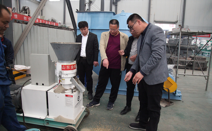 威海兩客戶前來山東金格瑞考察飼料顆粒機，現(xiàn)場試機.jpg