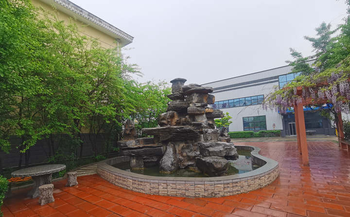 處理農(nóng)林廢棄物，變樹枝為燃料顆粒，節(jié)能環(huán)保，一起保衛(wèi)我們的藍(lán)天白云.jpg