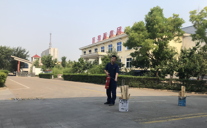 教官重點(diǎn)對消防法律法規(guī)、防火常識(shí)、逃生自救、滅火器的使用方法以及發(fā)生火災(zāi)時(shí)如何報(bào)火警、如何撲救初期火災(zāi)等消防常識(shí)進(jìn)行了詳細(xì)的講解。