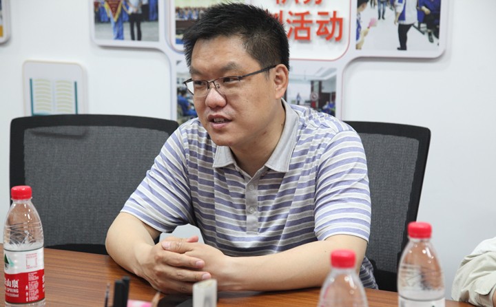 韓主任感謝集團付出的同時對集團防控安全工作進行了細致的了解，并叮囑企業(yè)一定要嚴格按照上級防控布署要求穩(wěn)抓落實各項工作.JPG