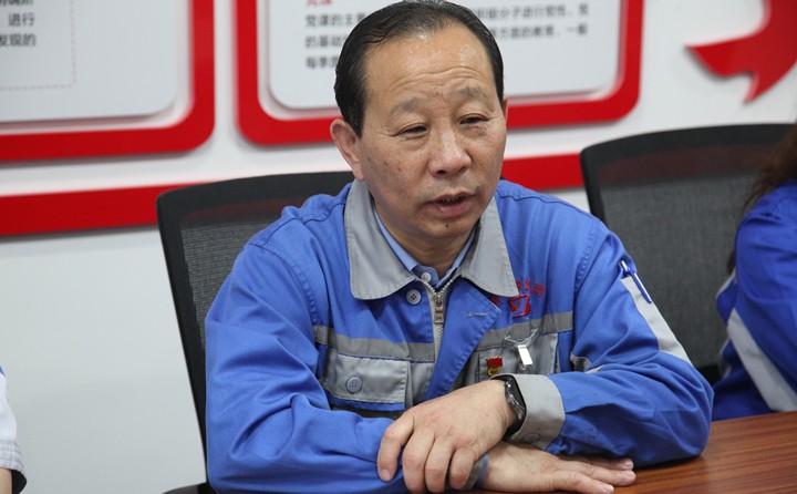 景奉全書記表示，錦旗代表著社區(qū)和群眾對我們參與疫情防控工作的認可，也代表著一份責(zé)任和激勵。今后，我們會與街道、社區(qū)攜手，抓實抓細常態(tài)化疫情防控工作及社區(qū)志愿服務(wù)活動，爭做社區(qū)“好幫手”、群眾“貼心人”，用實際行動筑牢疫情防控防線，切實守護人民群眾健康安全.JPG