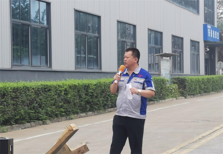 孫總表示安全無(wú)小事，安全只有現(xiàn)在，永遠(yuǎn)沒(méi)有“下一次”。時(shí)刻牢記安全紅線(xiàn)，把安全放在心中、握在手上，及時(shí)消除各種隱患，杜絕違規(guī)操作。掌握安全知識(shí)和技能，是實(shí)現(xiàn)安全生產(chǎn)的前提，大家一定要牢記