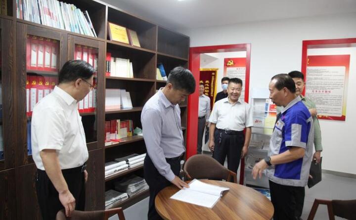 在黨群活動室，工會主席景奉全以PPT的形式向現(xiàn)場領導詳細介紹了居邦源集團的產(chǎn)業(yè)工人隊伍建設以及改革情況。.jpg