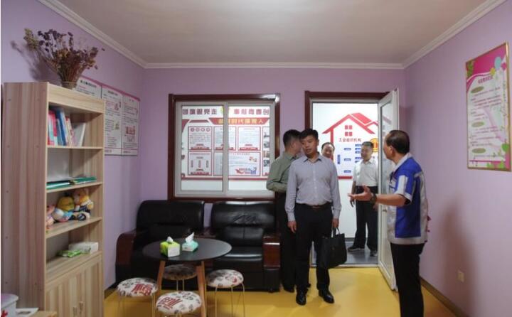 在黨群活動室，工會主席景奉全以PPT的形式向現(xiàn)場領導詳細介紹了居邦源集團的產(chǎn)業(yè)工人隊伍建設以及改革情況。.jpg
