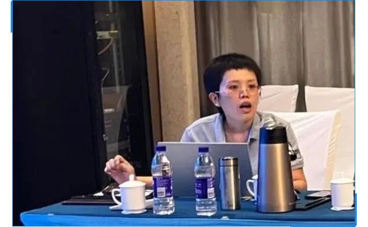 會議開始，辦公室主任李昌鳳公布銷售數(shù)據(jù)。在疫情形勢相當嚴峻的情況下，十一的銷售額對比去年同期仍有很大的進步。李主任表示疫情，既是考驗，也是危機，各部門需要通力配合，團隊協(xié)作，為完成今年既定銷售額而竭盡全力。.jpg