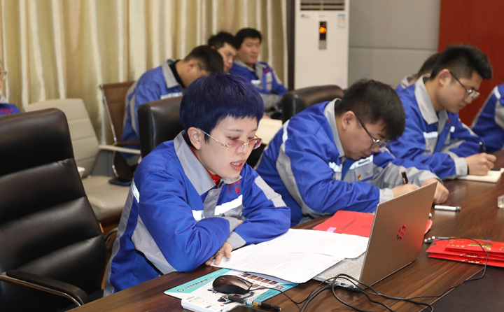 李主任對(duì)2023年度營(yíng)銷激勵(lì)措施進(jìn)行宣貫，并動(dòng)員全體員工要以飽滿的熱情投入到營(yíng)銷工作中去，全力以赴，奮勇?tīng)?zhēng)先。.jpg