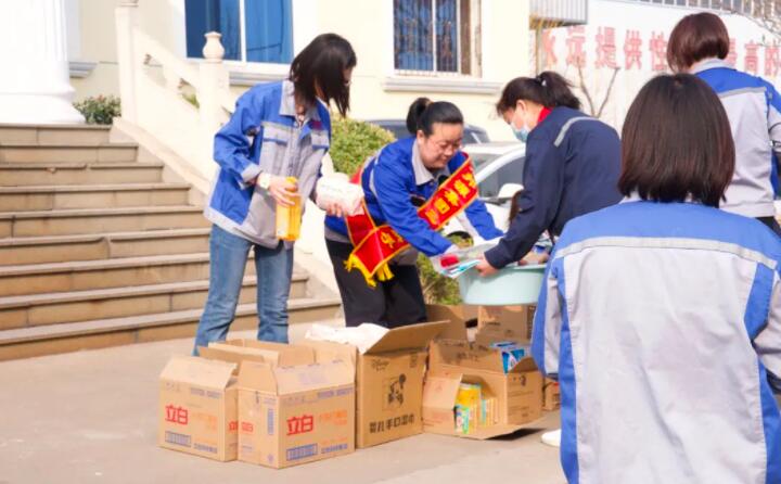 活動(dòng)在一片歡聲笑語中進(jìn)行，每一位女神都收到了公司準(zhǔn)備的愛心玫瑰和禮物。.jpg