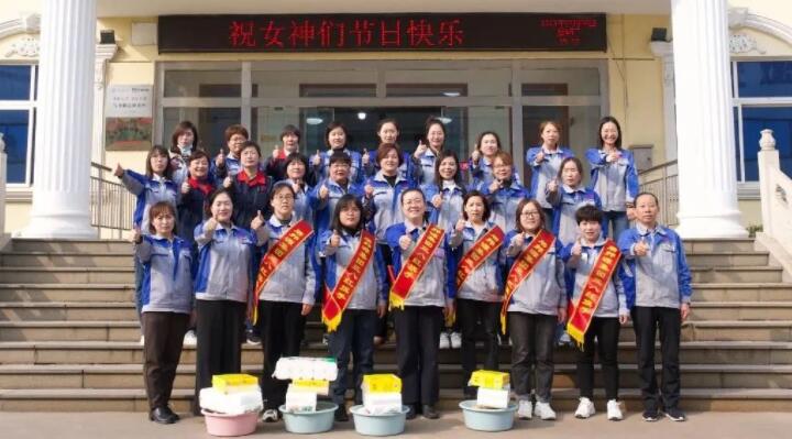 活動(dòng)在一片歡聲笑語中進(jìn)行，每一位女神都收到了公司準(zhǔn)備的愛心玫瑰和禮物。.jpg