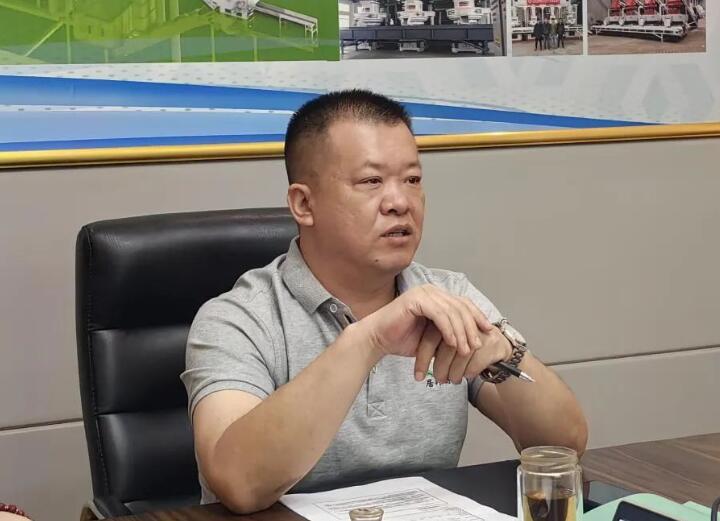 會議最后，集團(tuán)總經(jīng)理孫寧波總結(jié)陳詞。他強(qiáng)調(diào)要有正確的人生觀、價(jià)值觀，要將集團(tuán)的精神理念內(nèi)化于心、外化于行。要加強(qiáng)業(yè)務(wù)知識的學(xué)習(xí)，成為真正的行家里手。要以提高經(jīng)營質(zhì)量和效益為主線，加快營銷模式和營銷觀念的轉(zhuǎn)變，圓滿完成2023年?duì)I銷工作指標(biāo)。.jpg