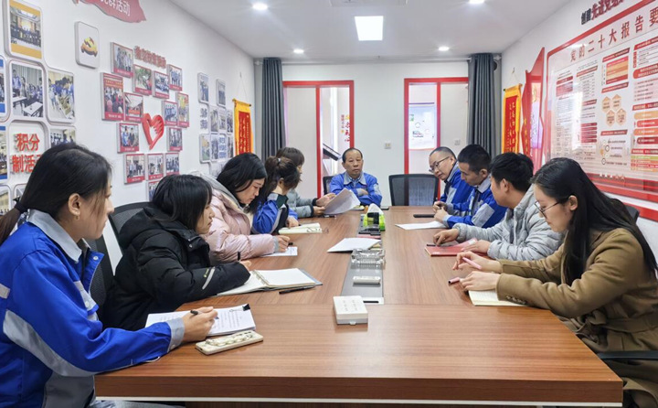 今后，要通過搭建“工事共辦”議事廳，把工作落實(shí)做細(xì)，讓一線職工說出所思所想、所需所盼，進(jìn)而采取更接地氣、更加務(wù)實(shí)的舉措，解決好職工群眾急難愁盼問題，不斷增強(qiáng)職工的獲得感、幸福感和安全感.jpg