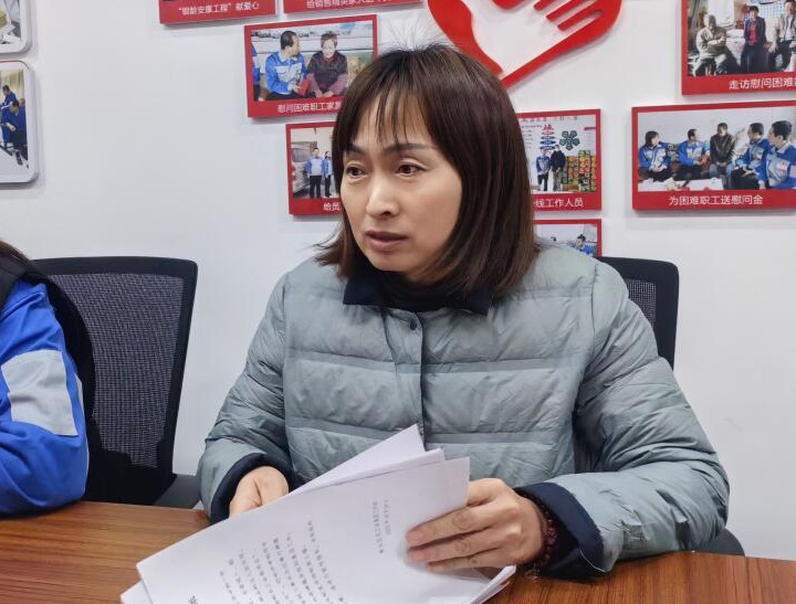 “我們不僅可以解決職工文體活動(dòng)問題，同時(shí)根據(jù)職工生活工作各方面的的合理需求，線上線下工會(huì)收集，發(fā)揮黨工團(tuán)合力，一件一件地推動(dòng)辦理、一項(xiàng)一項(xiàng)地協(xié)調(diào)解決?！奔瘓F(tuán)工會(huì)副主席、工事共辦副組長(zhǎng)雷廣妮說道。.jpg