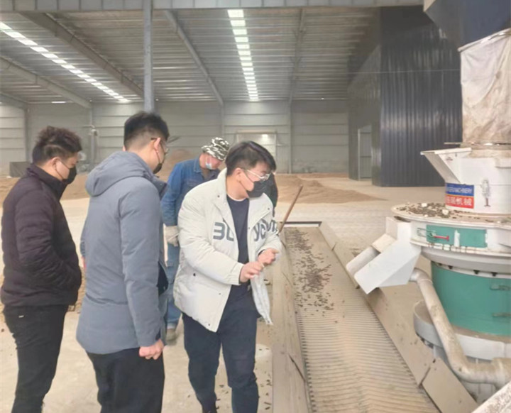 在顆粒機(jī)生產(chǎn)線制粒現(xiàn)場，回訪團(tuán)隊(duì)與客戶實(shí)地查看設(shè)備運(yùn)行情況，對運(yùn)行中出現(xiàn)過的一些情況進(jìn)行現(xiàn)場答疑和討論交流。最后，客戶對本次回訪工作給予肯定，雙方希望后續(xù)能有更多面對面交流的機(jī)會。.jpg